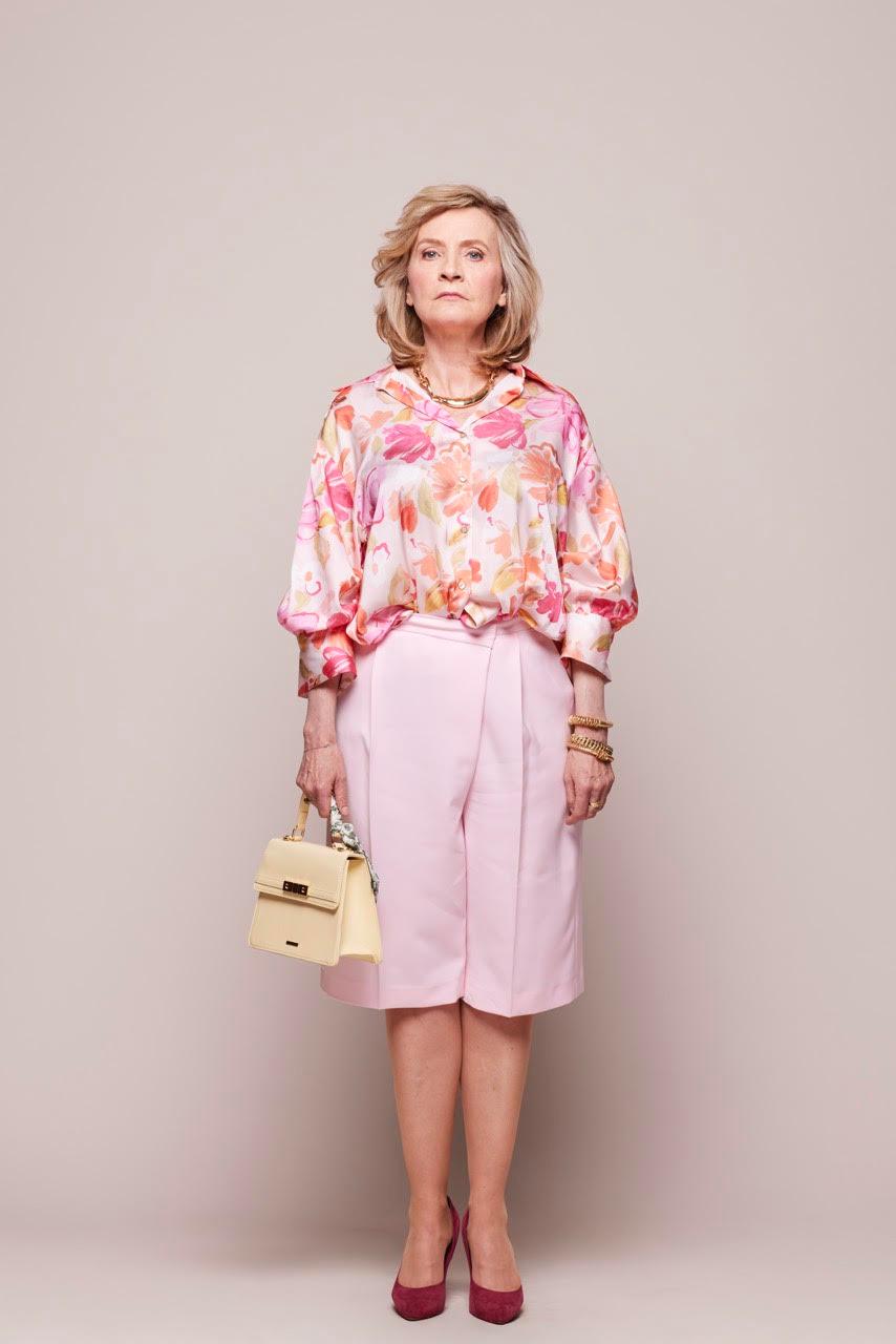 Aude Thirion en costume pour Fallait pas les inviter.