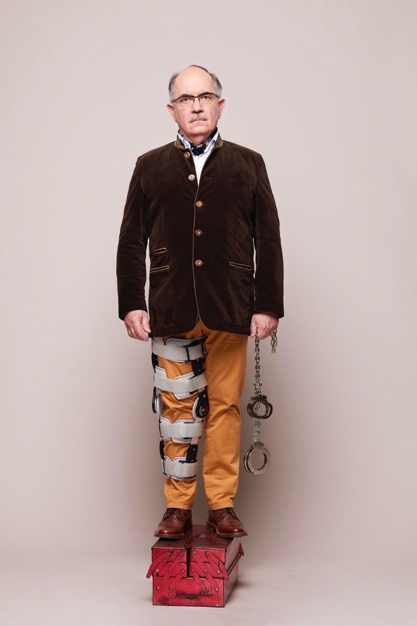 Olivier Claverie en costume pour Fallait pas les inviter.
